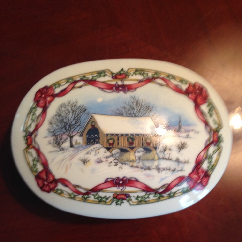 Vintage 1991 Christmas Music Box Plays O Come All Ye Faithful